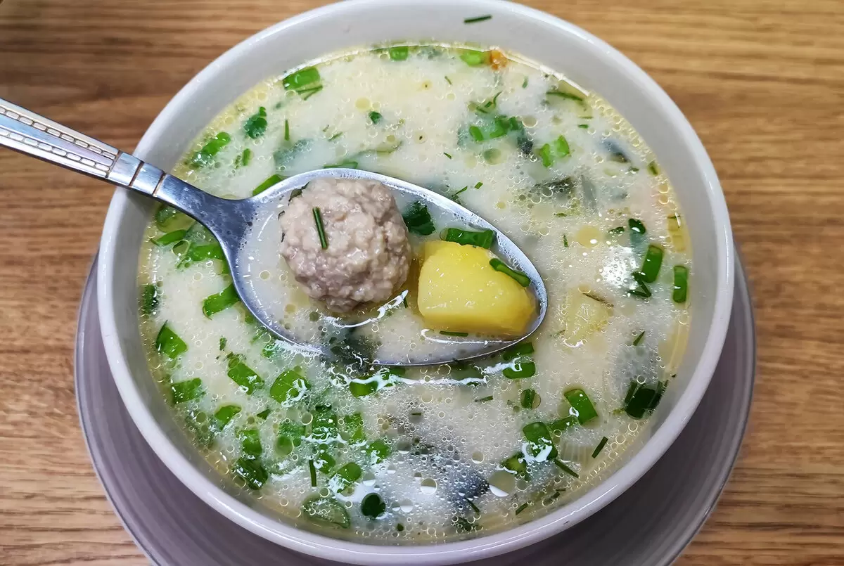 Как приготовить легкий сливочный суп из крапивы для всей семьи