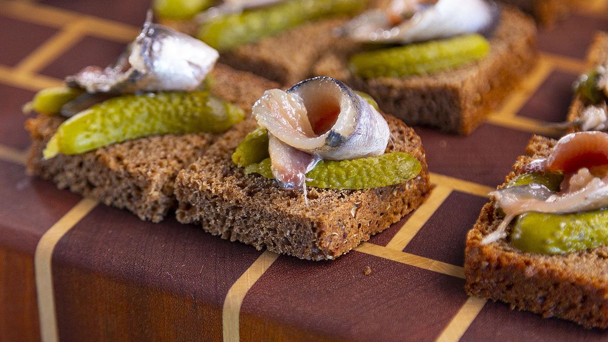 Невероятно вкусные бутерброды с килькой: простота и радость в каждой порции